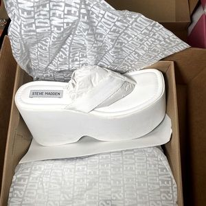 Steve Madden white platform flip flop
